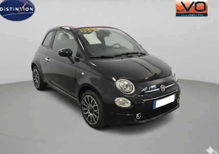Vue 3/4 avant d'une FIAT 500C noire 2024 avec jantes alliage et phares ronds distinctifs.