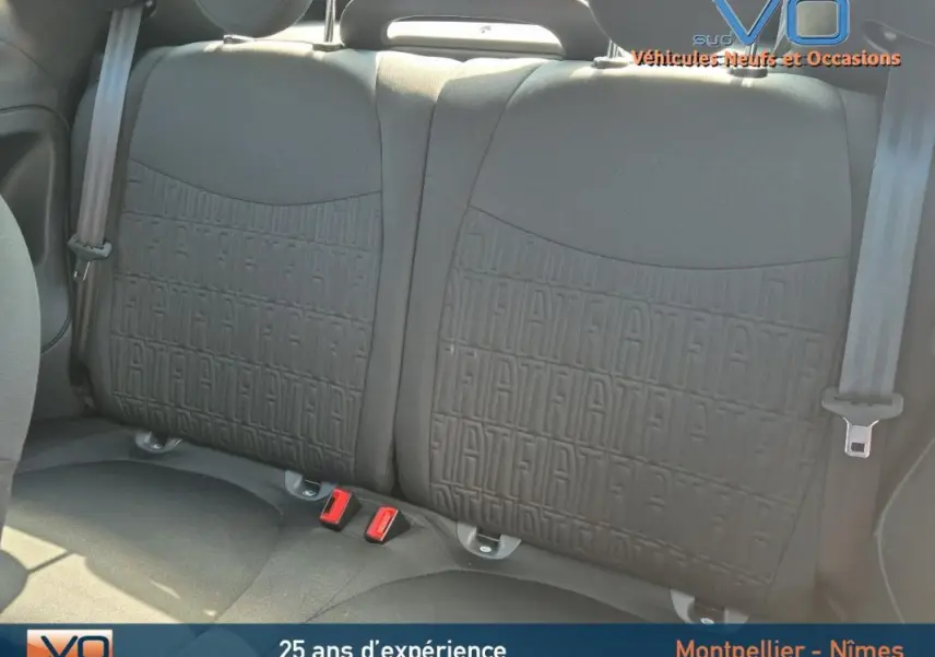 Vue rapprochée des sièges arrière noirs avec motifs FIAT embossés de la Fiat 500C 2024.