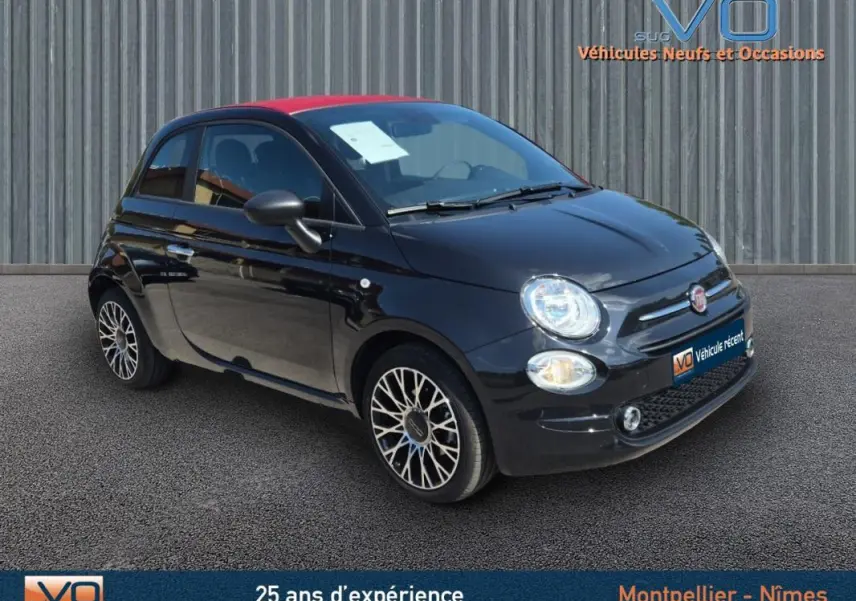 Fiat 500C noire vue 3/4 avant droit avec jantes alliage 15 pouces et toit rigide fermé.