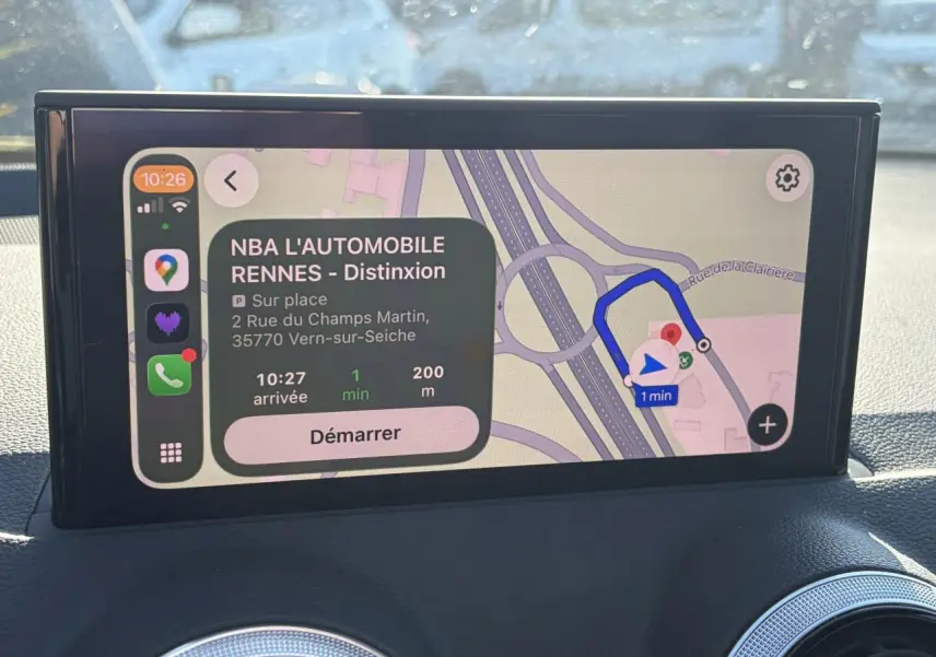 Écran central de navigation Apple Car Play dans Audi Q2 35 TFSI S-Line 2024, affichage GPS en intérieur.