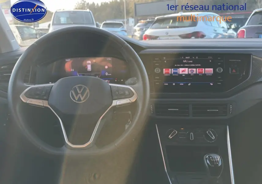 Vue intérieure de face du volant cuir multifonction et tableau de bord avec écran tactile de la Volkswagen Polo gris 2025.