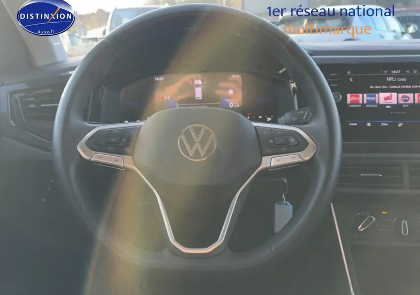 Vue frontale du volant cuir multifonction d'une Volkswagen Polo gris 2025 avec écran tactile et tableau de bord numérique.