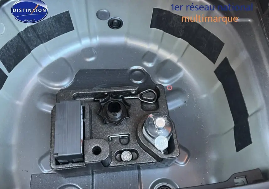 Vue plongeante sur le coffre gris d'une Volkswagen Polo 1.0 TSI 95 VW Edition, montrant le rangement pour roue de secours.