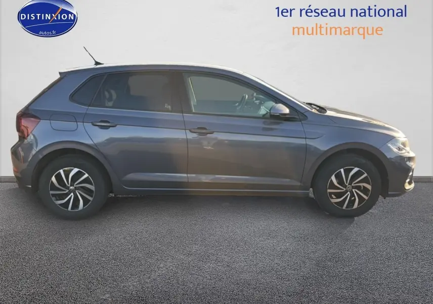 Profil côté gauche d'une Volkswagen Polo gris 2025 avec jantes alu et poignées ton carrosserie.