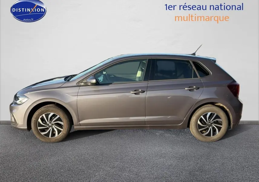 Vue de profil côté gauche d'une Volkswagen Polo gris métallisé avec jantes alliage et vitres teintées.