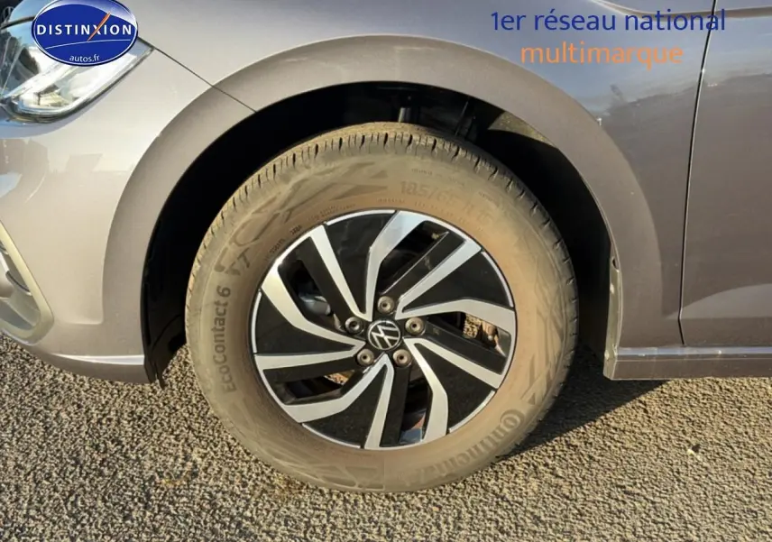 Gros plan sur la roue avant gauche d'une Volkswagen Polo gris métallisé avec jante alu au design moderne.