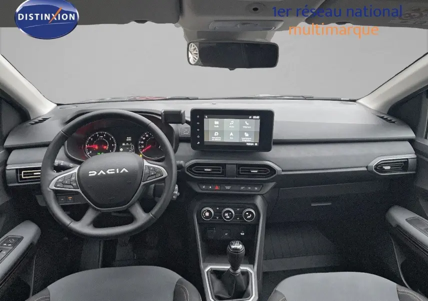 Vue intérieure frontale du tableau de bord noir et gris du Dacia Jogger 2026 avec volant multifonction et écran tactile central.
