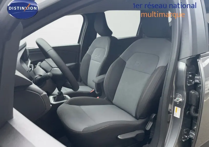 Vue intérieure côté conducteur du Dacia Jogger gris schiste métal, mettant en valeur les sièges tissu et alcantara avec coutures contrastantes.