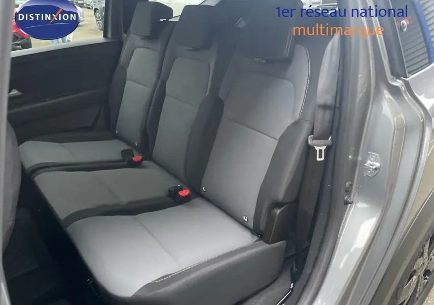 Vue latérale des sièges arrière gris clair et noir du Dacia Jogger 2026, avec portière ouverte côté droit.