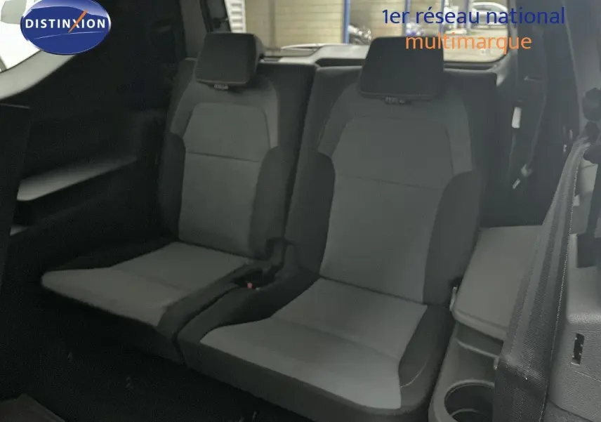 Vue intérieure sur les sièges arrière en tissu gris foncé du Dacia Jogger 2026, version 7 places, sans présence extérieure visible.