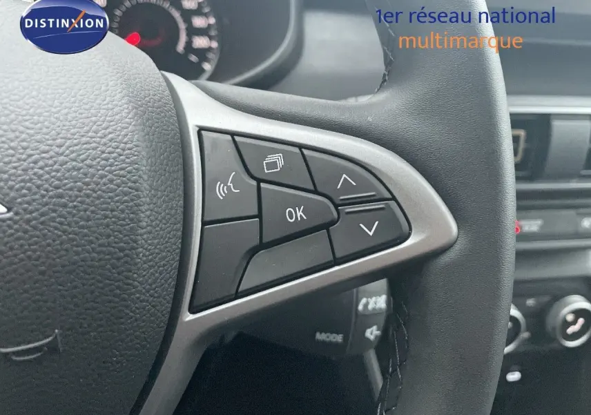 Gros plan sur le volant multifonction noir du Dacia Jogger 2026, avec commandes audio et navigation intégrées.
