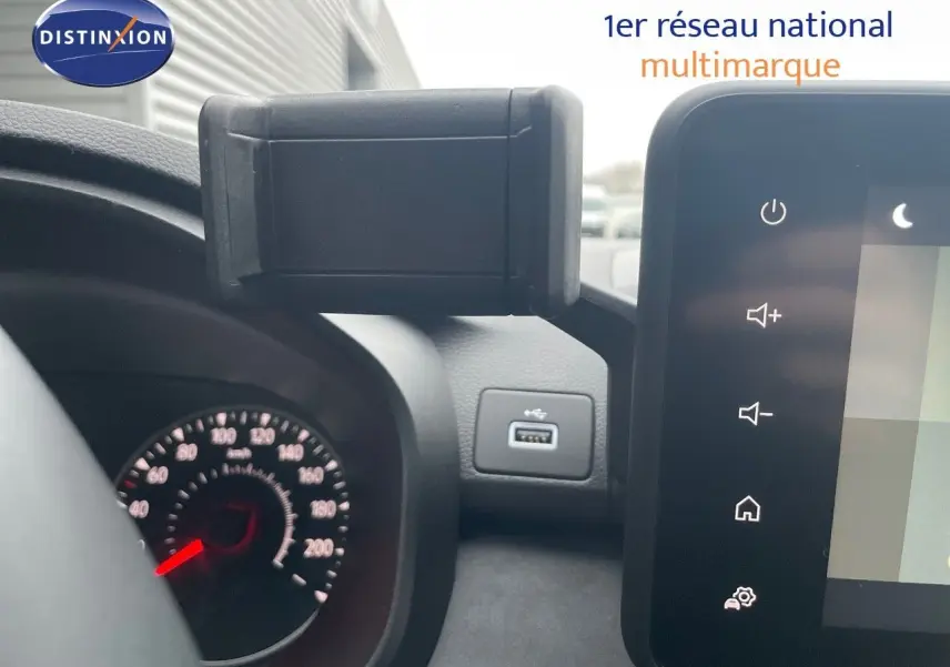 Vue rapprochée du tableau de bord du Dacia Jogger 2026, affichage numérique et port USB visible.