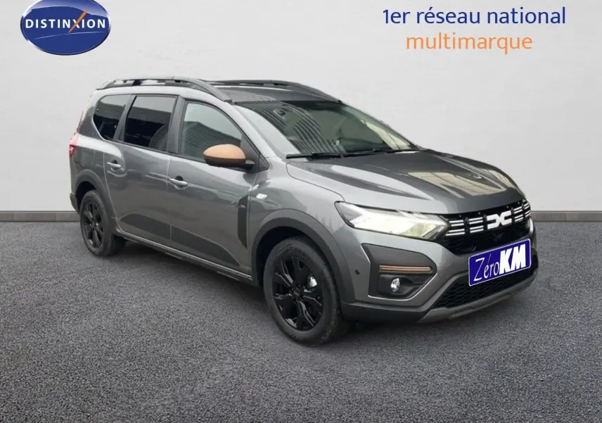 Vue 3/4 avant droite d’un Dacia Jogger gris schiste métallisé avec jantes noires et rétroviseurs couleur cuivre.
