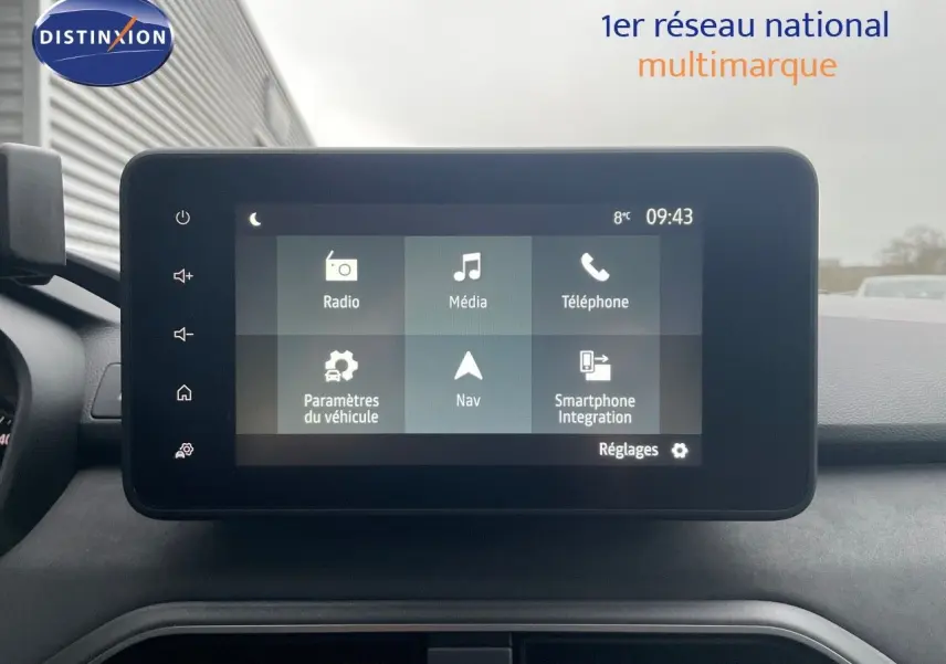 Vue intérieure centrée sur l'écran tactile multimédia du Dacia Jogger gris schiste, affichant les options radio, média et navigation.