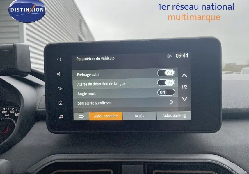Écran tactile central du tableau de bord du Dacia Jogger 2026, affichant les paramètres d’aides à la conduite.