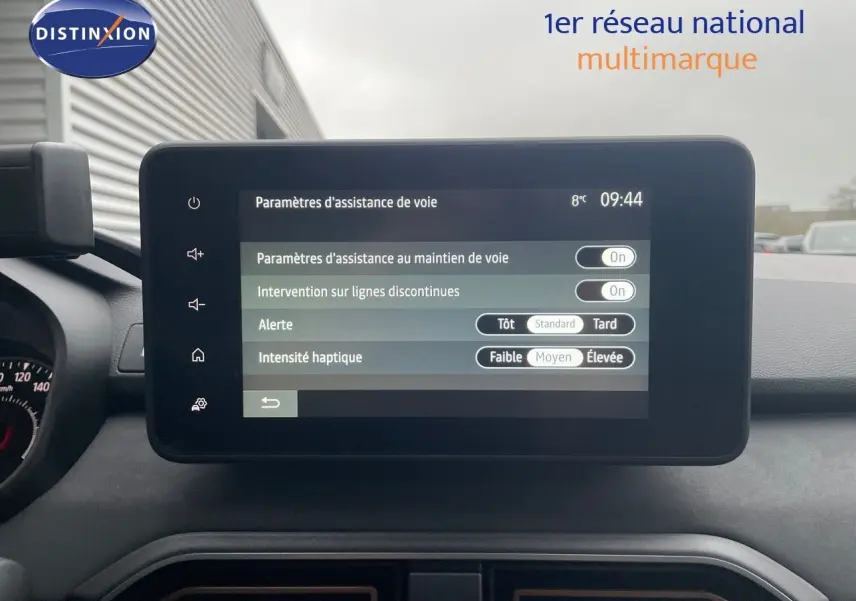 Écran tactile central affichant les paramètres d’assistance de voie dans l’habitacle d’une Dacia Jogger.