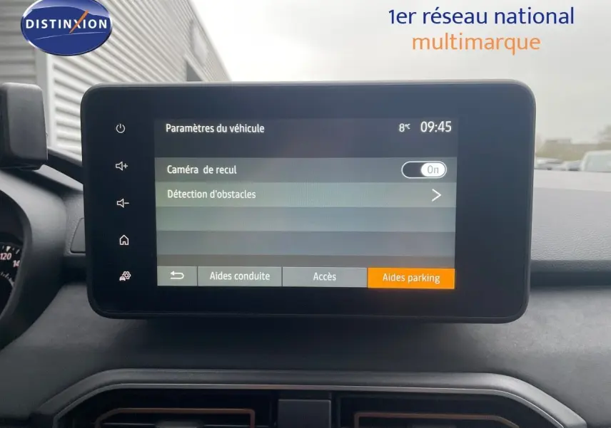 Écran tactile central du tableau de bord du Dacia Jogger 2026 affichant les paramètres d’aide au stationnement.
