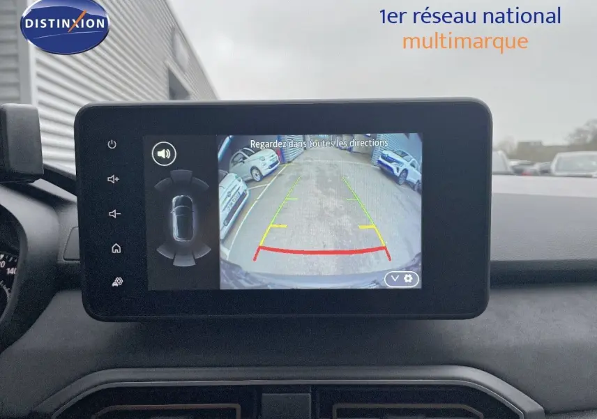 Écran central affichant la caméra de recul d’un Dacia Jogger gris schiste, vue intérieure sur le tableau de bord.