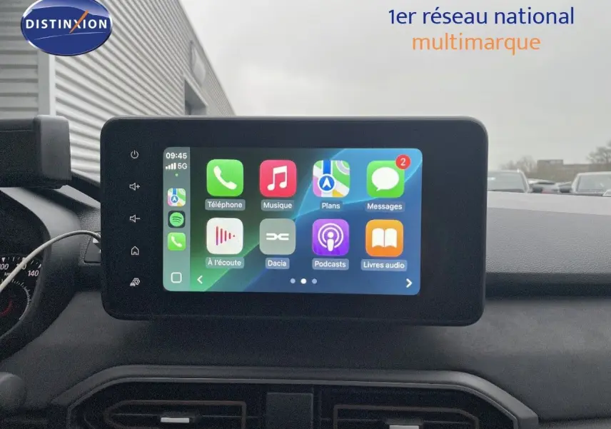 Vue avant intérieure du tableau de bord du Dacia Jogger 2026 avec écran tactile affichant des applications connectées.