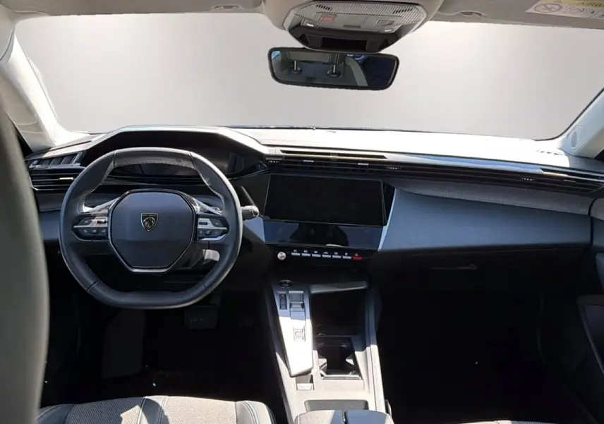 Vue frontale de l’habitacle noir du Peugeot 408 Hybrid 145 allure 2025, avec volant multifonction et écran tactile.