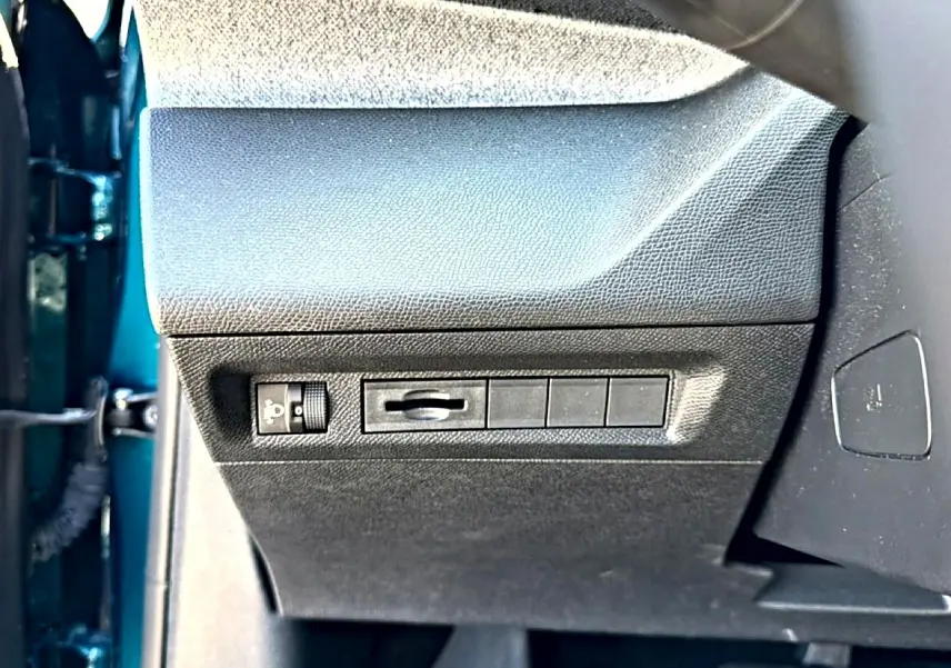 Vue rapprochée du tableau de bord côté gauche d’une Peugeot 408 Hybrid 145 allure bleu, montrant les commandes de réglage.