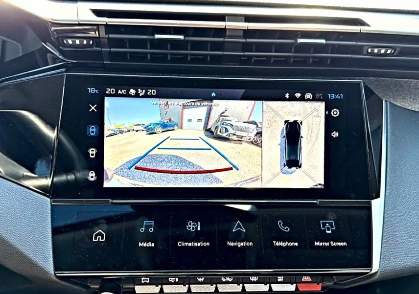 Écran tactile central du Peugeot 408 Hybrid 145 allure montrant la caméra de recul avec vue arrière et vue 360° du véhicule.