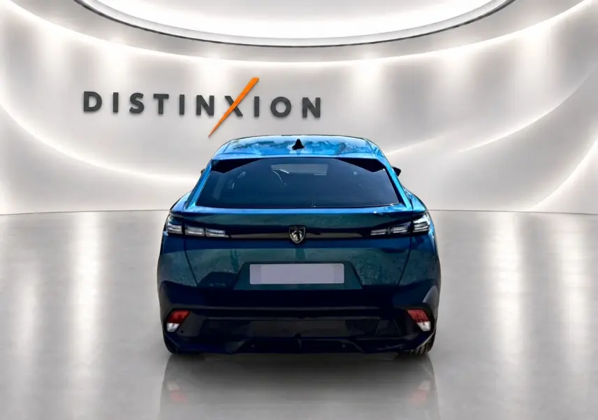 Vue arrière d'une Peugeot 408 Hybrid 145 allure e-dcs6 bleu dans un showroom avec logo Distinxion en arrière-plan.