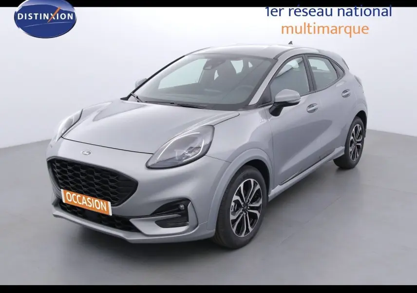 Ford Puma gris Solar Metal vue 3/4 avant droit avec calandre noire et jantes alliage bicolores.