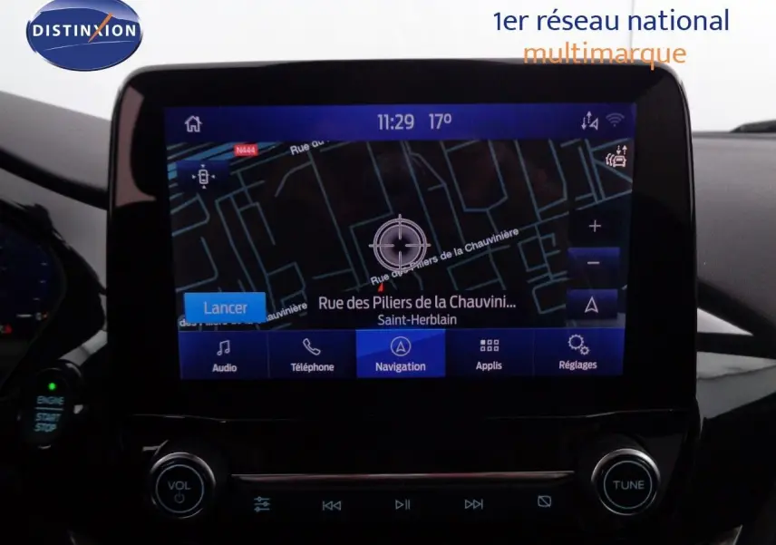 Écran tactile central de la Ford Puma gris Solar Metal 2022 affichant la navigation avec carte et options multimédia.