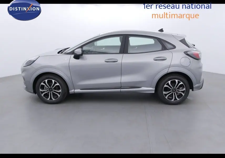 Profil côté gauche du Ford Puma gris Solar Metal 2022, version 1.0 EcoBoost hybride avec jantes alliage noires et argentées.