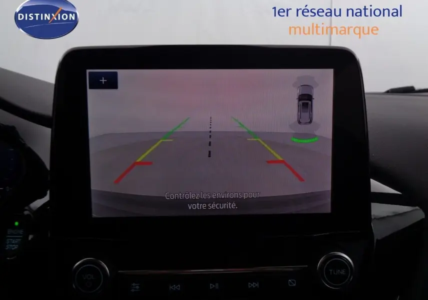 Écran central du Ford Puma 2022 montrant la caméra de recul avec guidage coloré pour l'aide au stationnement.
