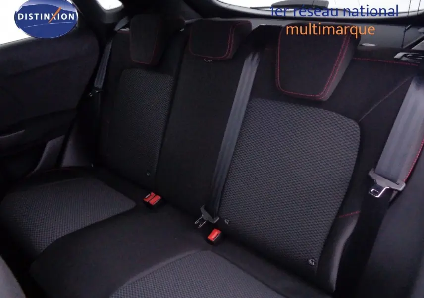 Banquette arrière en tissu noir avec surpiqûres rouges du Ford Puma 2022, vue intérieure côté droit.