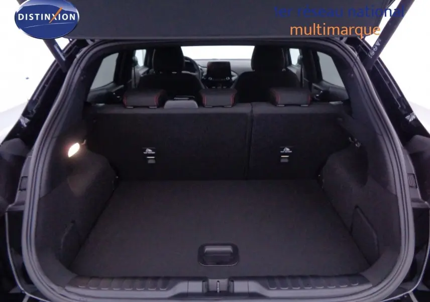 Coffre ouvert du Ford Puma gris Solar Metal 2022, vue arrière montrant l'espace de chargement et les sièges arrière.