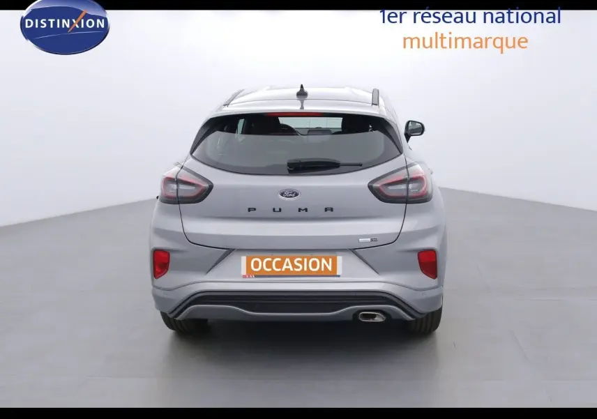 Vue arrière d'une Ford Puma gris solar metal 2022 avec feux LED et sortie d'échappement visible côté droit.