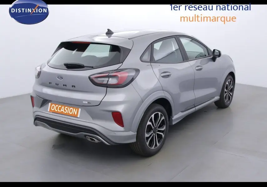 Vue 3/4 arrière droite d'une Ford Puma gris solar metal avec feux arrière LED et jantes alliage noires et argentées.