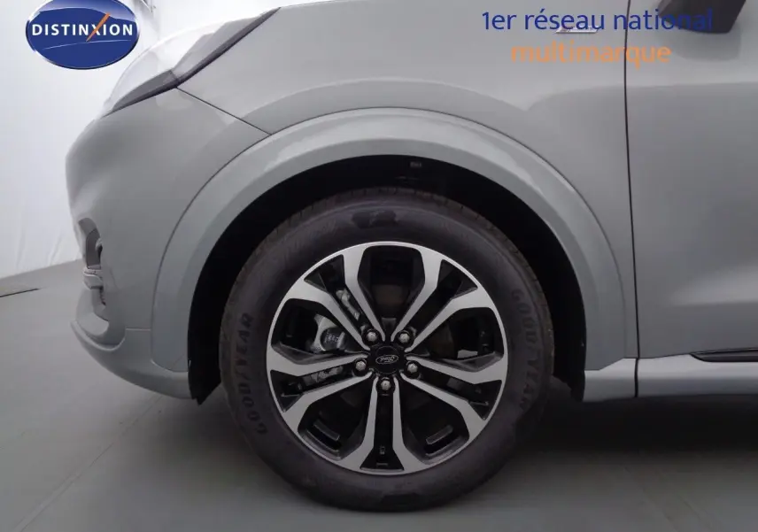 Gros plan sur la roue avant gauche du Ford Puma gris Solar Metal, mettant en valeur la jante alliage et le pneu Goodyear.