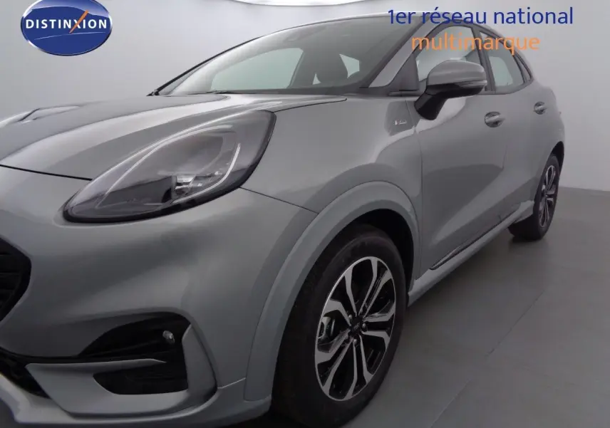 Vue 3/4 avant droit d'un Ford Puma gris Solar Metal avec jantes alliage et phares LED distinctifs.
