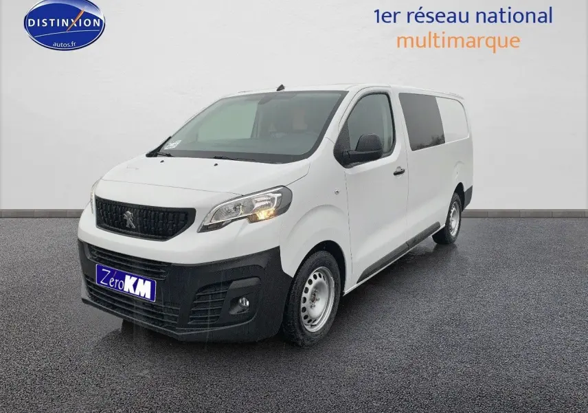 Peugeot Expert Long blanc en 3/4 avant droit avec calandre noire et pare-chocs noir mat sur sol gris.