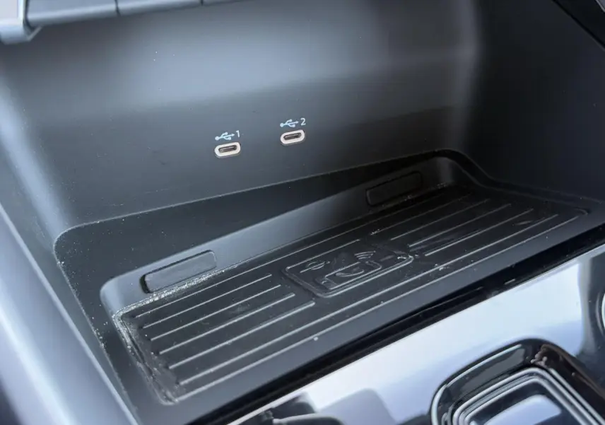 Plateau de recharge sans fil et deux ports USB-C dans la console centrale de l'Audi A3 Sportback blanc Arkona 2024