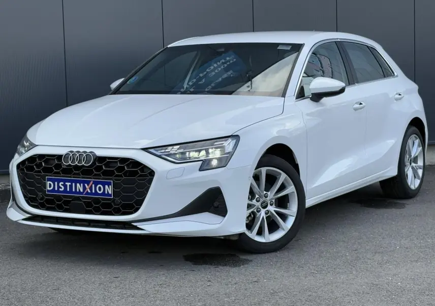 Audi A3 Sportback blanc Arkona vue 3/4 avant droit avec calandre noire et jantes alliage 17 pouces.