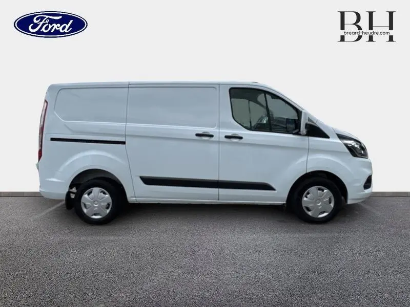 Vue latérale droite d'un Ford Transit Custom Fourgon blanc glacier 2023 avec portes coulissantes et jantes acier.