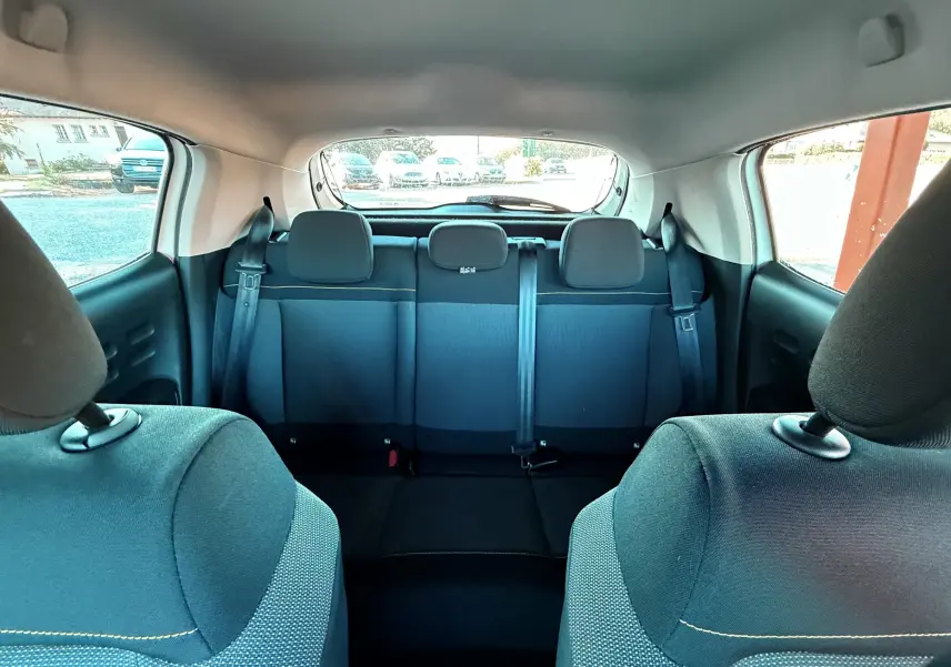 Vue intérieure arrière de la Citroën C3 2021, montrant les sièges arrière en tissu gris foncé avec appuie-têtes.