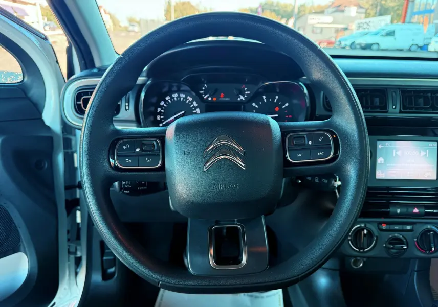 Vue centrée sur le volant noir de la Citroën C3 blanche 2021 avec tableau de bord et écran tactile visible