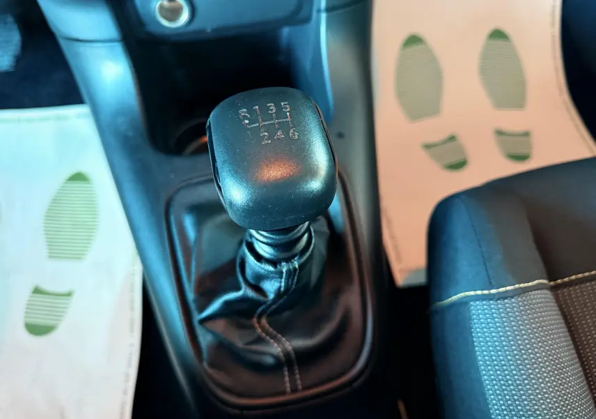 Le levier de vitesse manuel noir de la Citroën C3 1.5 BHDI 100 Confort avec coutures visibles sur la console centrale.