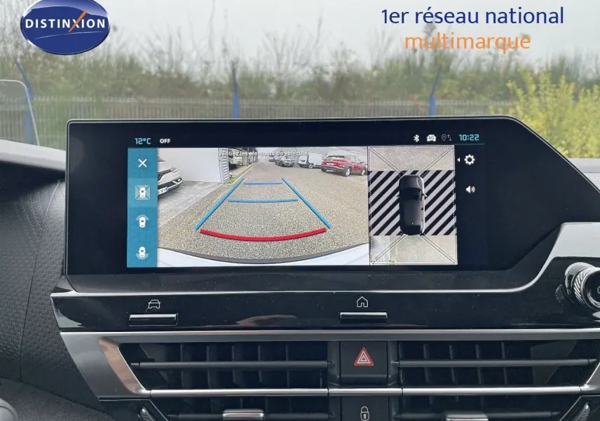 Écran central de la Citroën C4 2024 montrant la caméra de recul avec vue arrière et vue 360° du véhicule blanc métal.