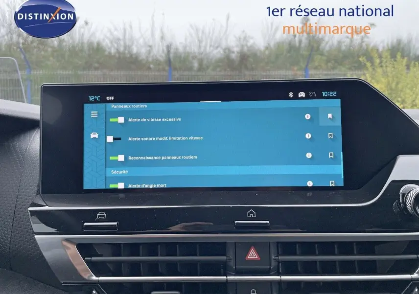 Écran tactile central de la Citroën C4 2024 affichant les alertes de sécurité et reconnaissance des panneaux routiers.