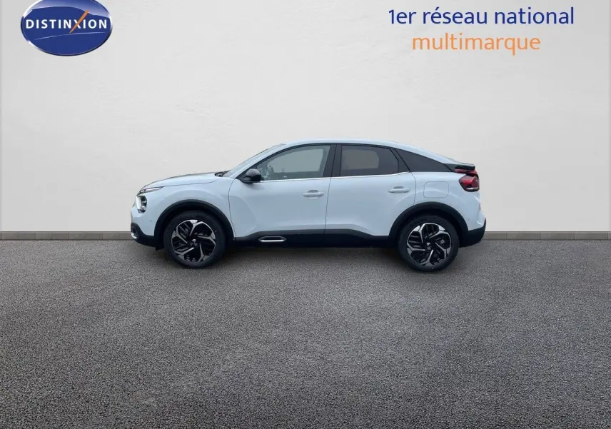 Profil droit d'une Citroën C4 blanche métal 2024 avec jantes noires et toit noir contrasté.