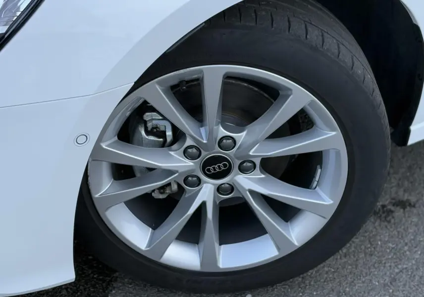 Gros plan sur la jante alliage 17 pouces et pneu du côté avant gauche de l'Audi A3 Sportback blanc Arkona.