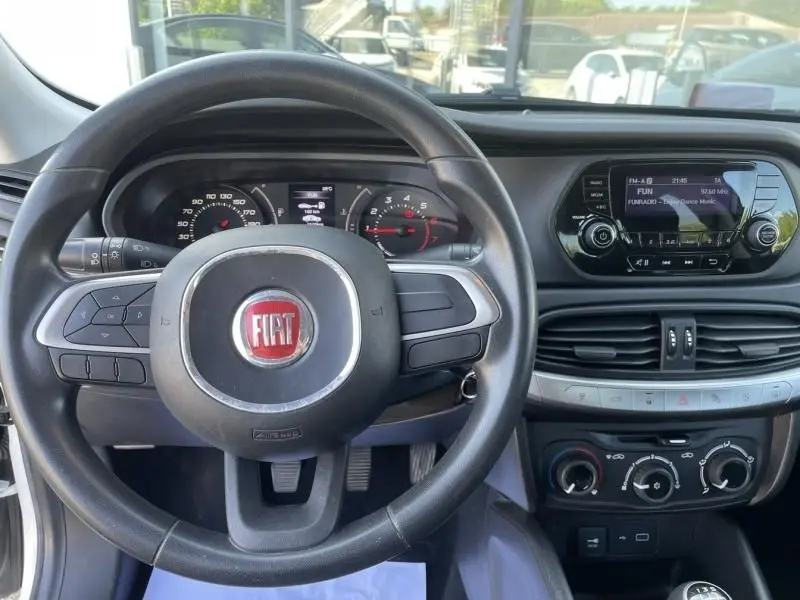Vue intérieure du tableau de bord et volant noir de la Fiat Tipo 1.4 Street 2019, avec écran tactile et commandes intégrées.