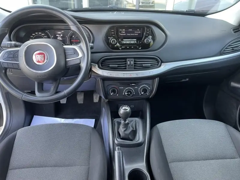 Intérieur de la Fiat Tipo 1.4 Street 2019, vue frontale du tableau de bord avec volant, écran central et boîte manuelle.